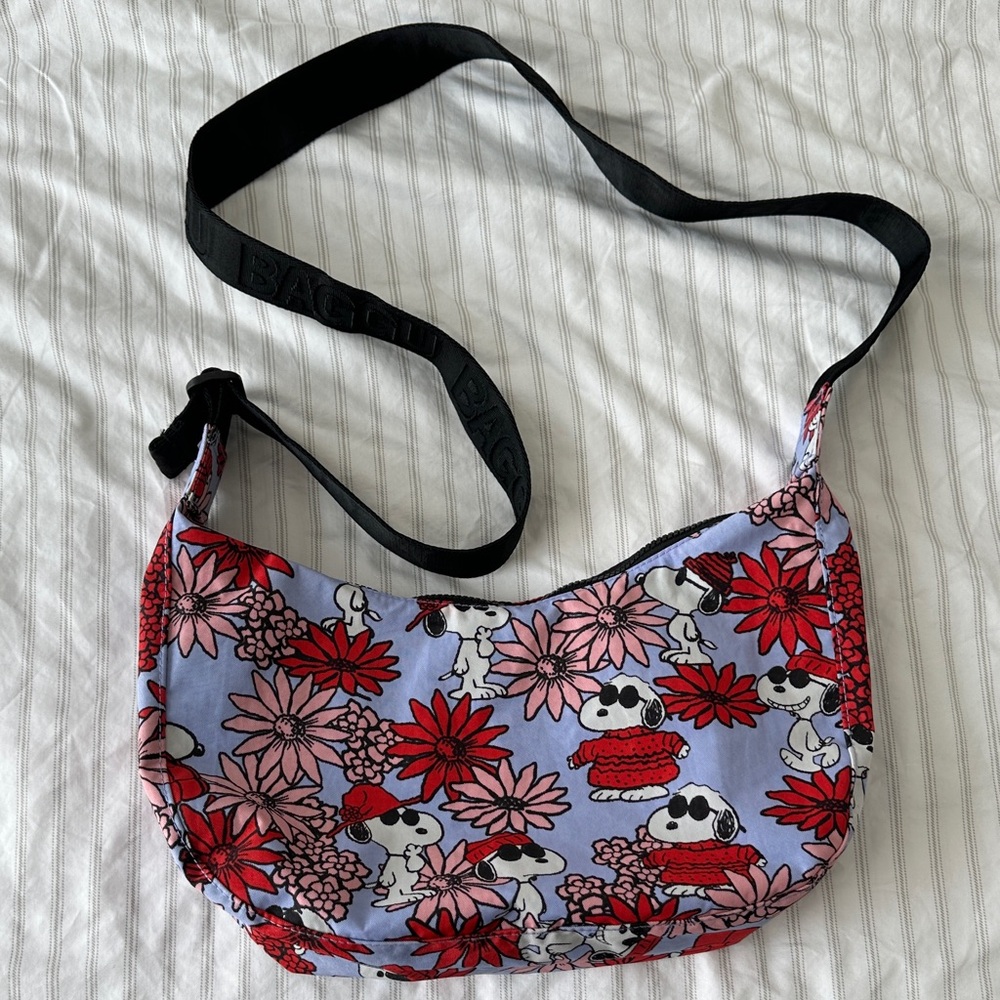 BAGGU Snoopy Floral Medium Crescent Bag